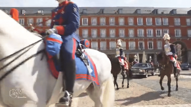 La caballería del embajador en la Plaza Mayor de madrid