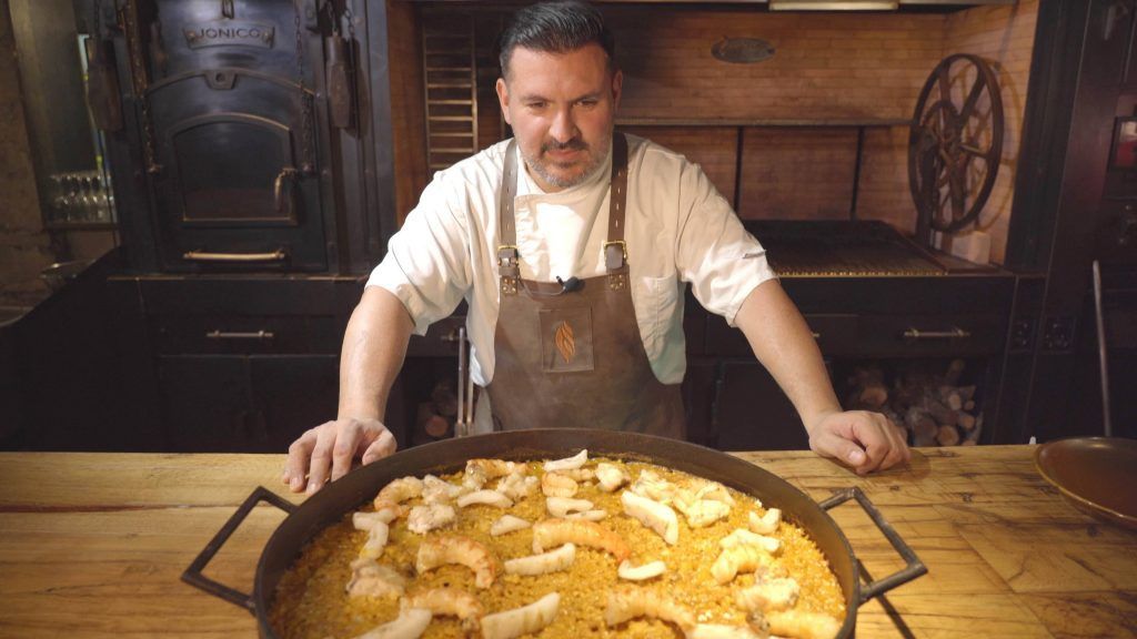 Javier Brichetto disfrutando de su paella a la brasa